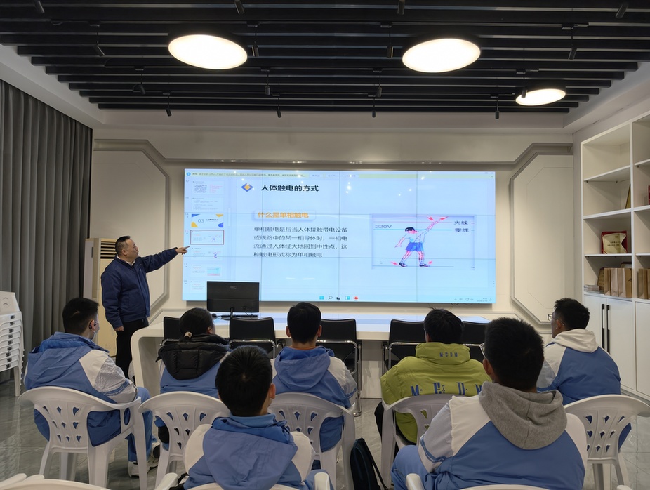 匠心智护 电力安全课“搬”进车间