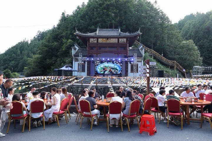 山水清凉引客来 乡村夜经济升温——开化九溪龙门茶啤嘉年华激活乡村夏夜经济 山水清凉引客来 乡村夜经济升温——开化九溪龙门茶啤嘉年华激活乡村夏夜经济