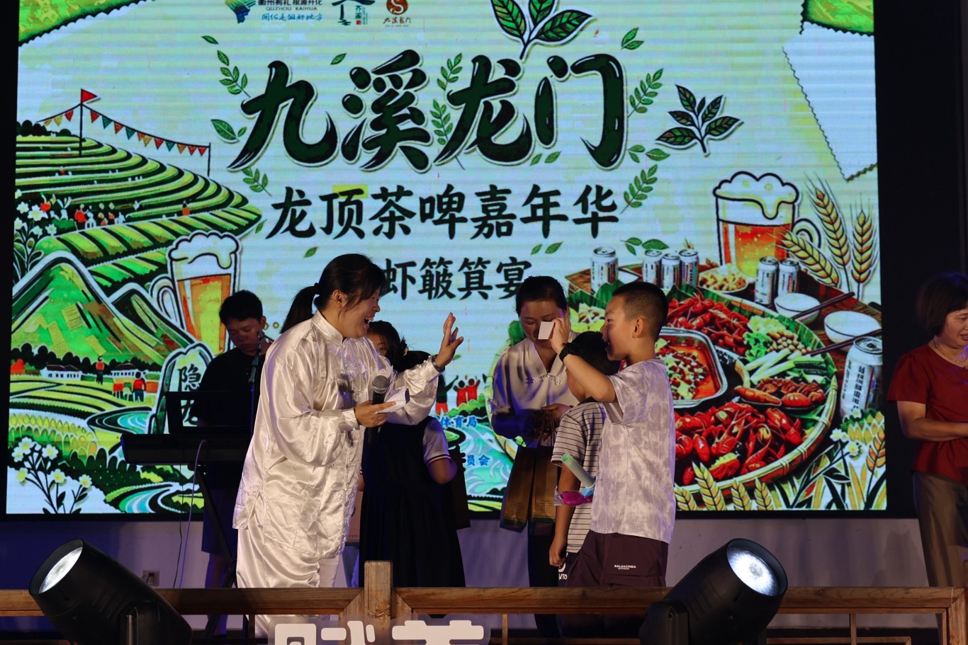 山水清凉引客来 乡村夜经济升温——开化九溪龙门茶啤嘉年华激活乡村夏夜经济 山水清凉引客来 乡村夜经济升温——开化九溪龙门茶啤嘉年华激活乡村夏夜经济