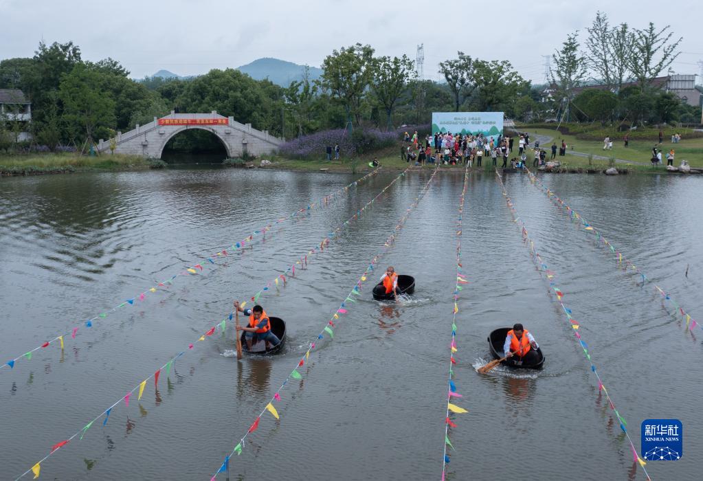 浙江湖州：江南水乡“庆端午 划菱桶”