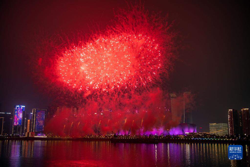 杭州：绚烂烟花庆元宵