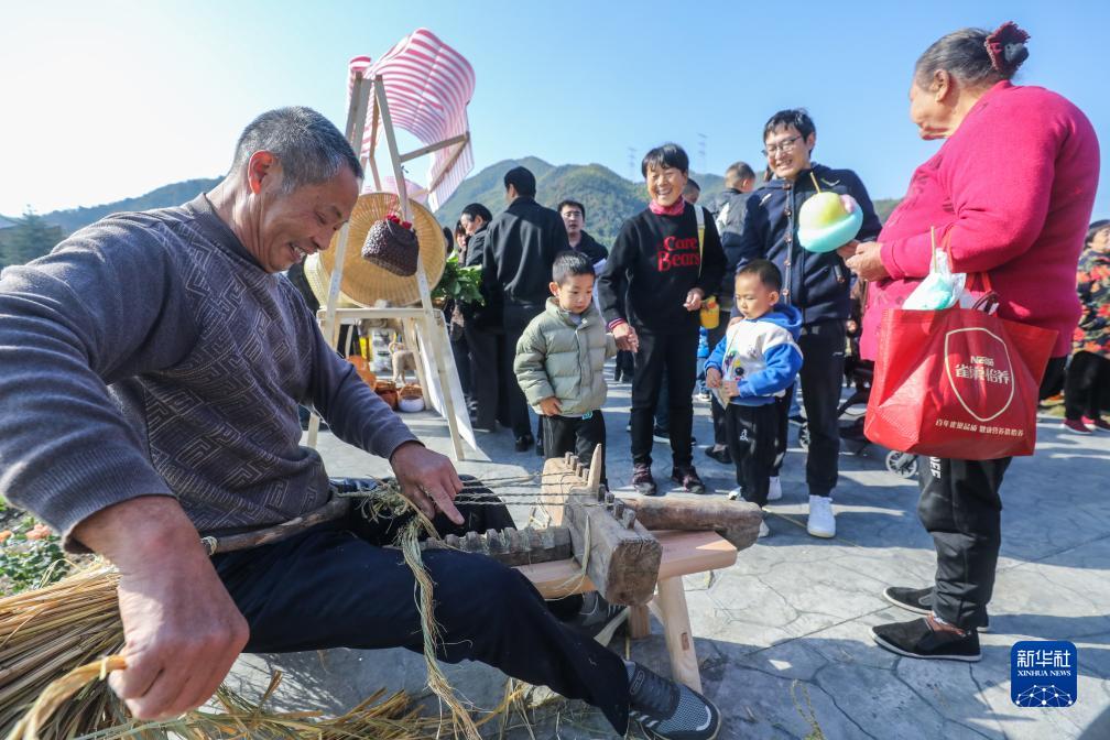 初冬稻田庆丰收 诗画田园迎客来