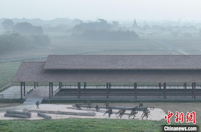 浙江杭州：良渚古城遗址公园晨雾飘渺如水墨画卷