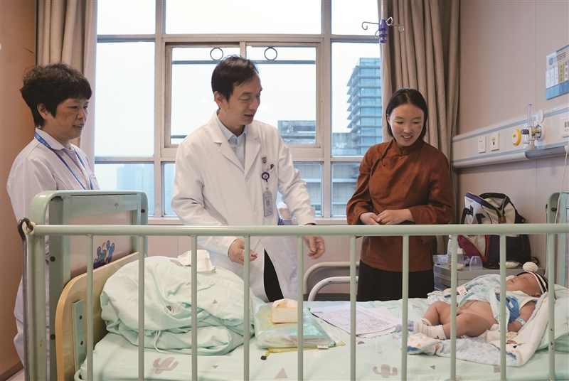 跨越千里的“温心守护” ！5个月大的藏族小男孩有望“开启”新生