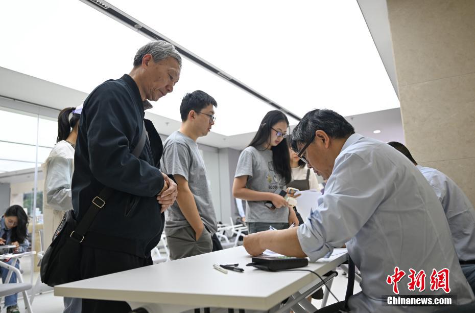 杭州电报业务即将停止 民众踊跃体验“时代记忆”