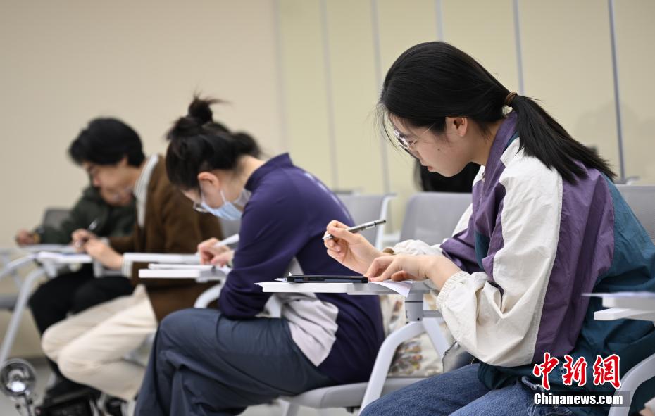 杭州电报业务即将停止 民众踊跃体验“时代记忆”