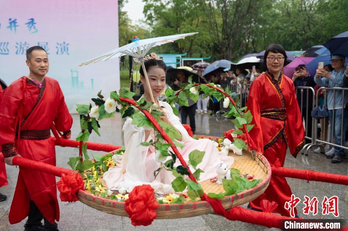 浙江杭州：立夏民俗活动吸引游人
