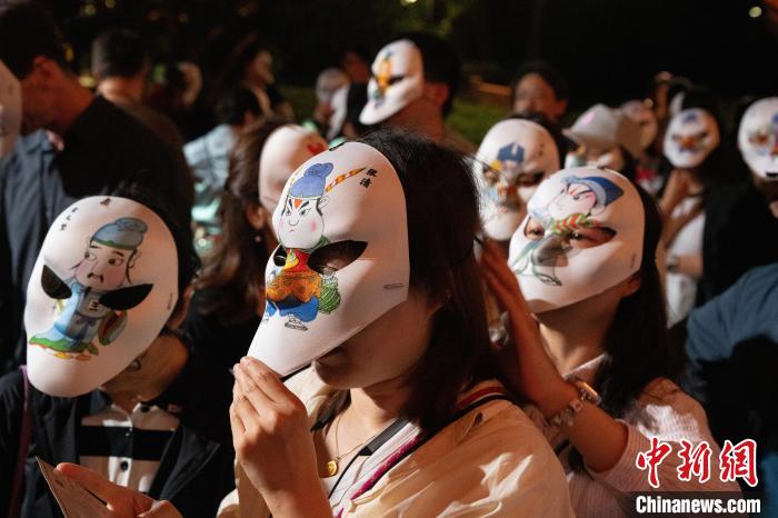 浙江杭州：游人体验沉浸式演出《西溪·水浒》