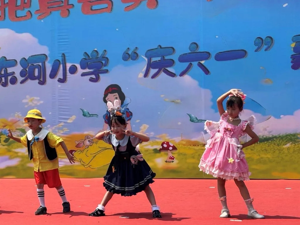 在童话世界里过节,义乌市东河小学嘉年华活动奏响“六一”欢乐乐章 在童话世界里过节,义乌市东河小学嘉年华活动奏响“六一”欢乐乐章