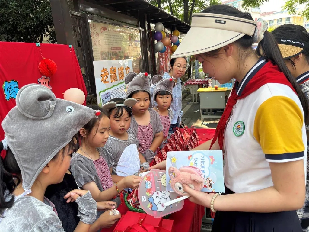 在童话世界里过节,义乌市东河小学嘉年华活动奏响“六一”欢乐乐章 在童话世界里过节,义乌市东河小学嘉年华活动奏响“六一”欢乐乐章
