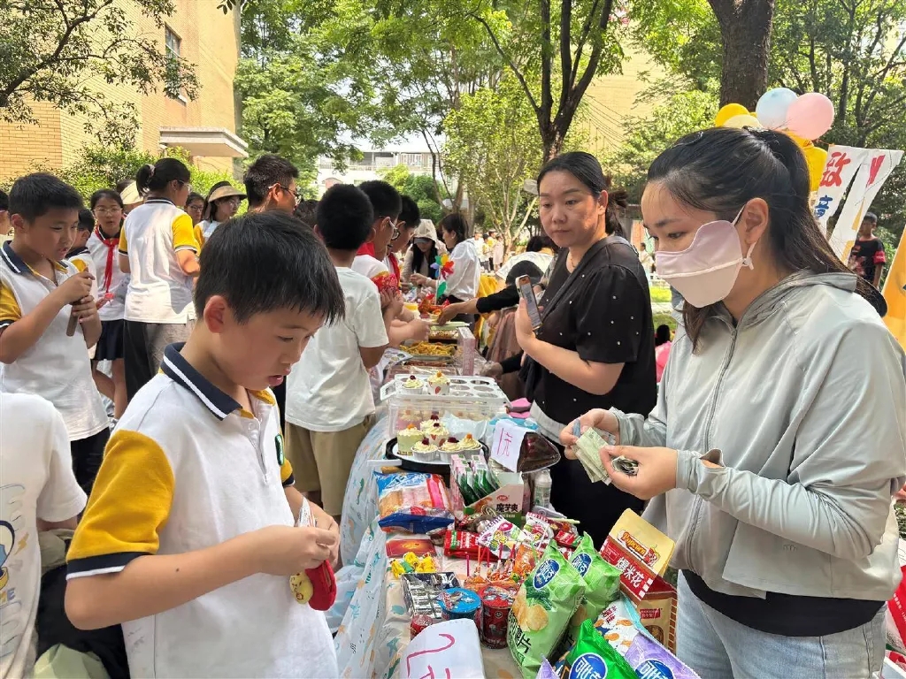 在童话世界里过节,义乌市东河小学嘉年华活动奏响“六一”欢乐乐章 在童话世界里过节,义乌市东河小学嘉年华活动奏响“六一”欢乐乐章