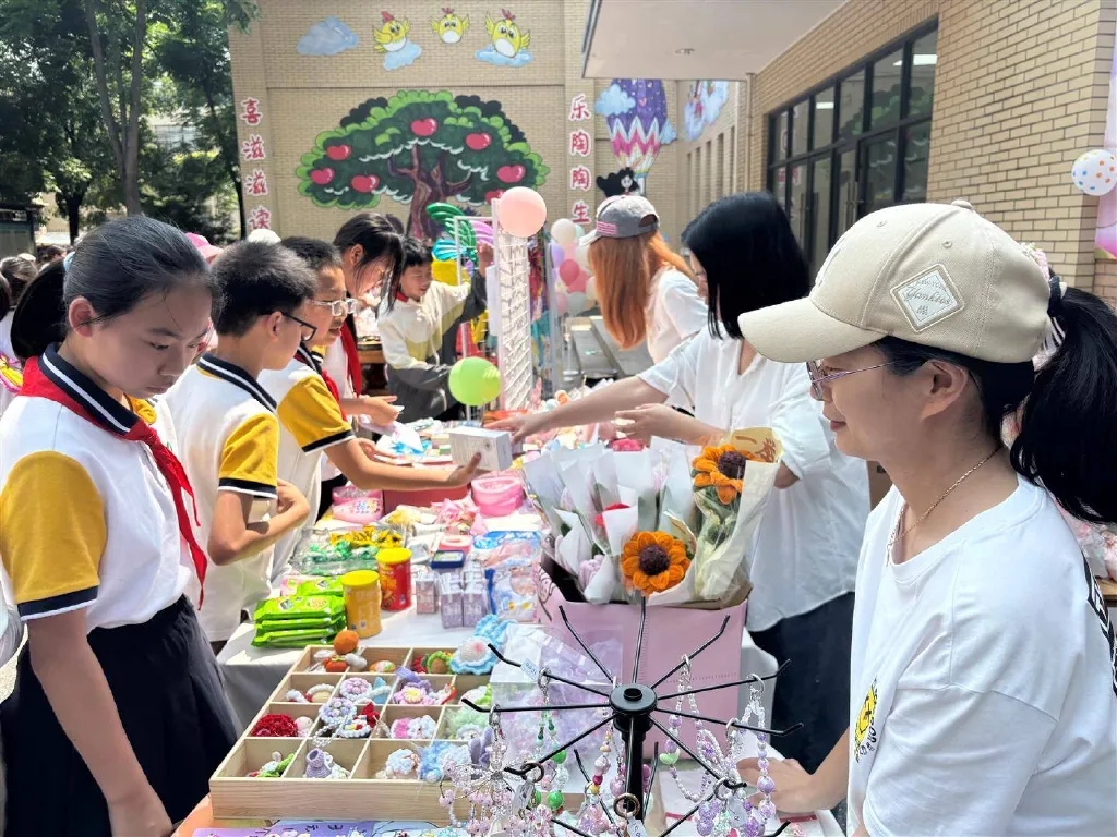 在童话世界里过节,义乌市东河小学嘉年华活动奏响“六一”欢乐乐章 在童话世界里过节,义乌市东河小学嘉年华活动奏响“六一”欢乐乐章