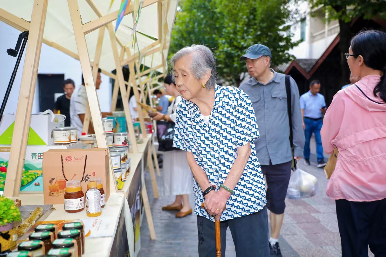 2025年浙江省“敬老月”活动启动 “浙条街 那些年”银发街区正式开街