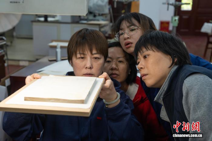 浙江杭州：文澜阁本《四库全书》修复进入尾声