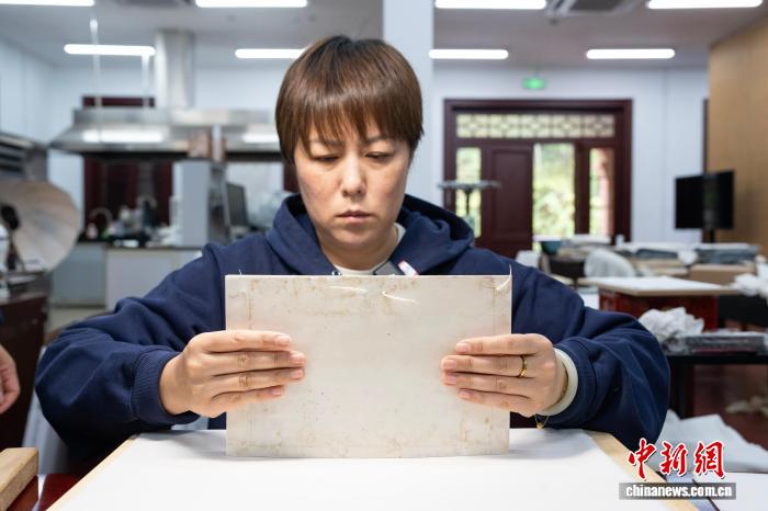 浙江杭州：文澜阁本《四库全书》修复进入尾声