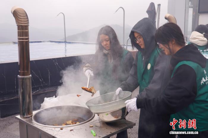 浙江金华：中外学子炮制药材 感受中草药妙用