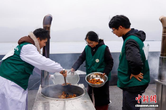 浙江金华：中外学子炮制药材 感受中草药妙用