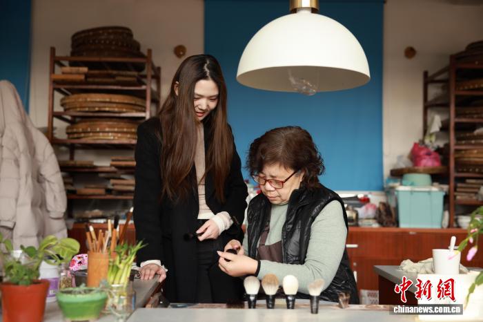 从书斋走向指尖 浙江千年湖笔“触装”新生记