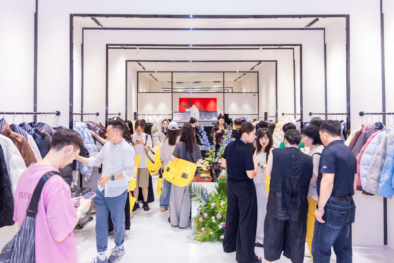 浙江平湖：羽绒服“爆单”，“温暖产业”红火