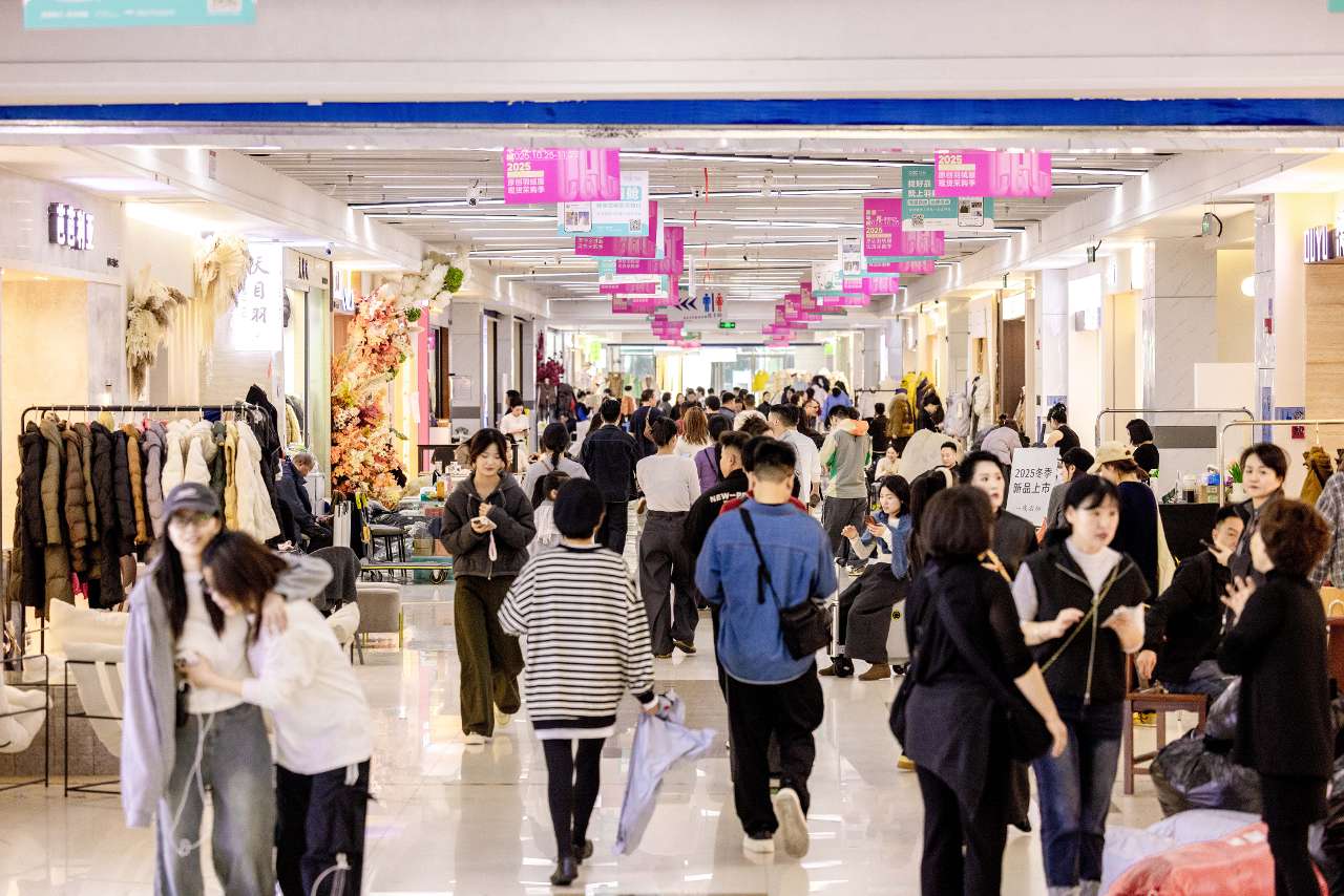 浙江平湖：羽绒服“爆单”，“温暖产业”红火