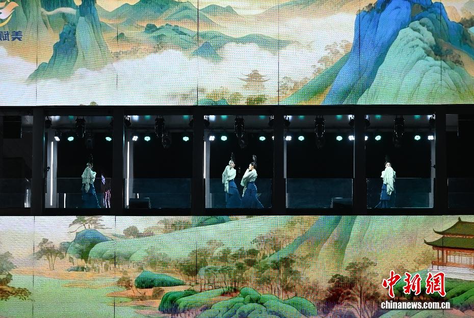 《只此青绿》亮相杭州西湖之畔盲盒音乐会 宋韵演绎吸引游人