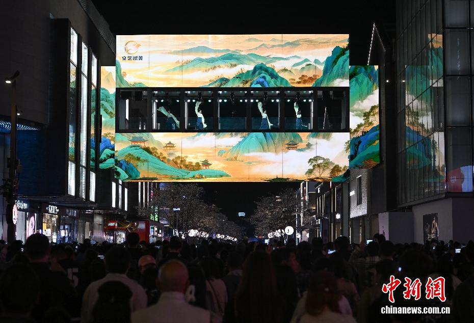 《只此青绿》亮相杭州西湖之畔盲盒音乐会 宋韵演绎吸引游人