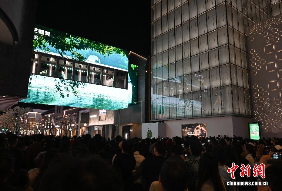 《只此青绿》亮相杭州西湖之畔盲盒音乐会 宋韵演绎吸引游人