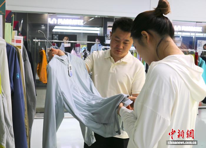 浙江绍兴：夏季服饰面料销售旺