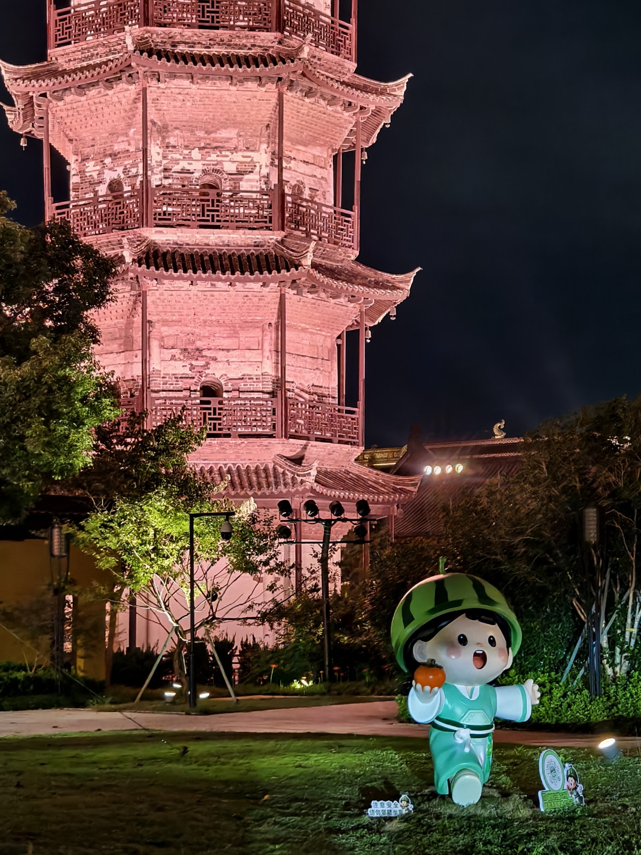 机器人“鹿小明”抢镜！金平湖产业推介“科技感”拉满，西瓜灯盛会同步绽放