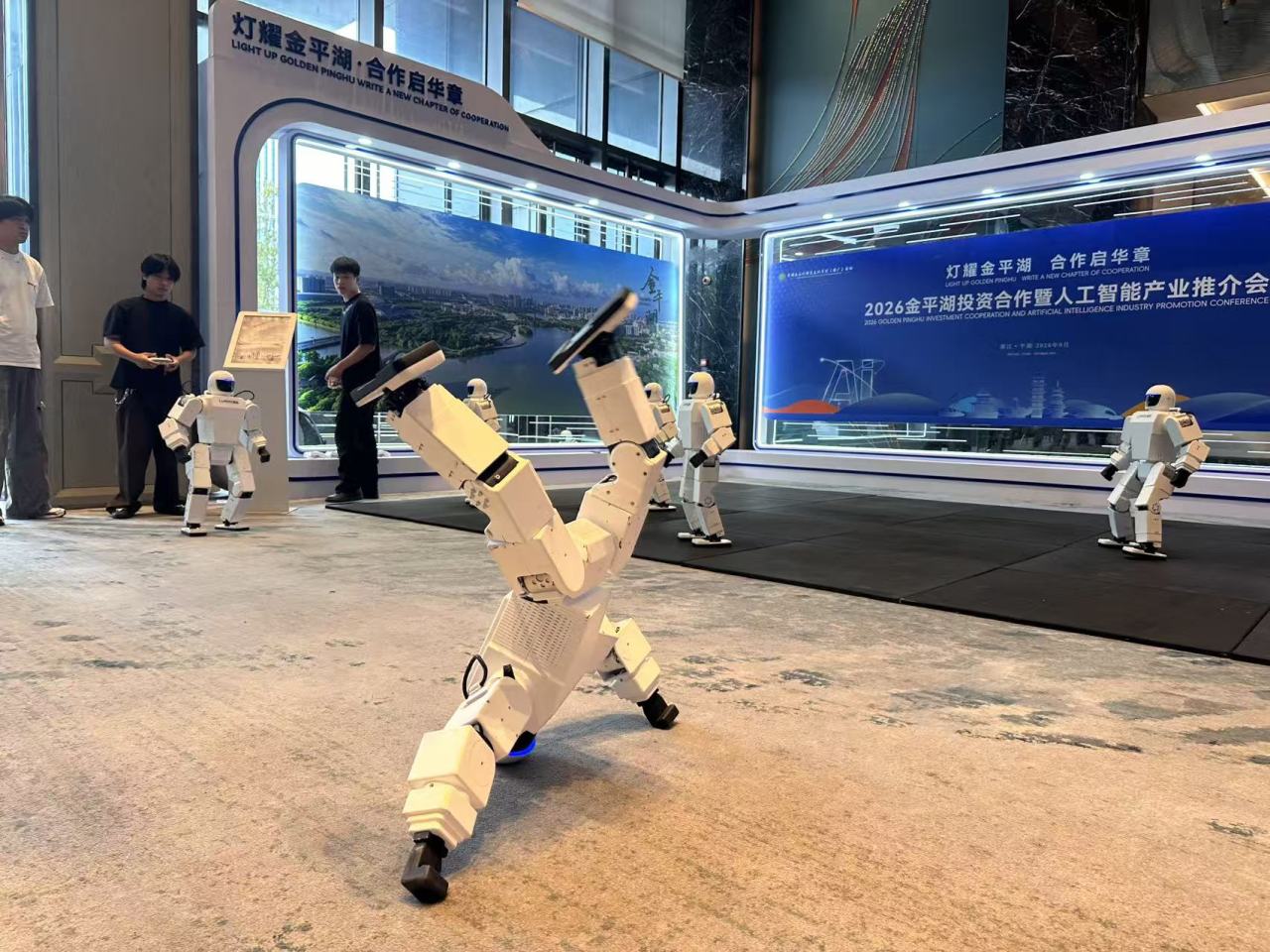 机器人“鹿小明”抢镜！金平湖产业推介“科技感”拉满，西瓜灯盛会同步绽放
