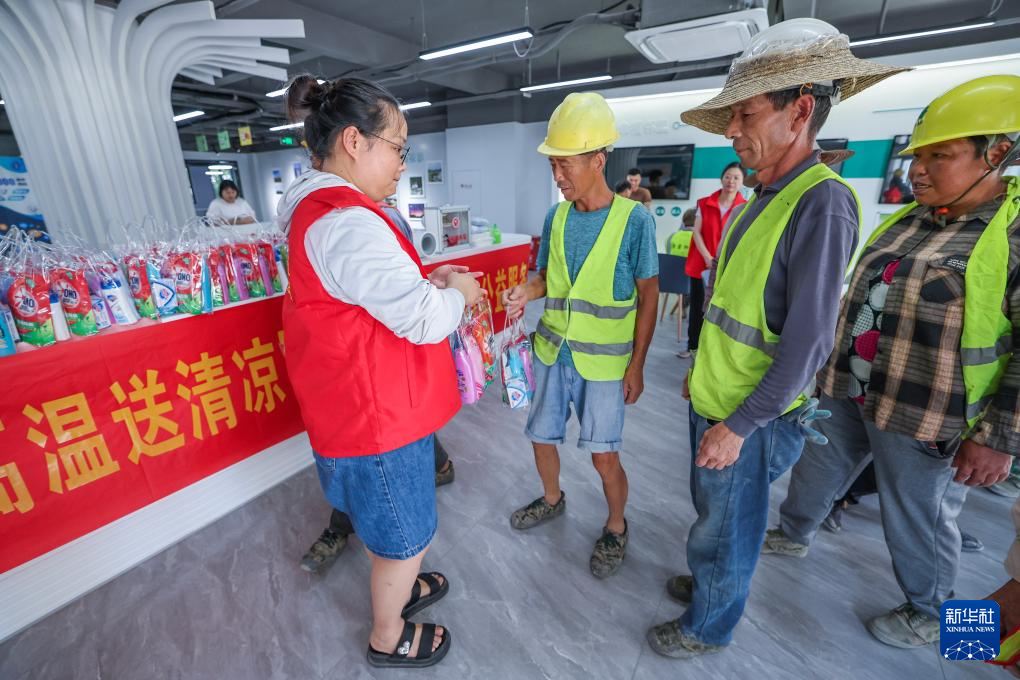 浙江湖州：为户外劳动者“送清凉”