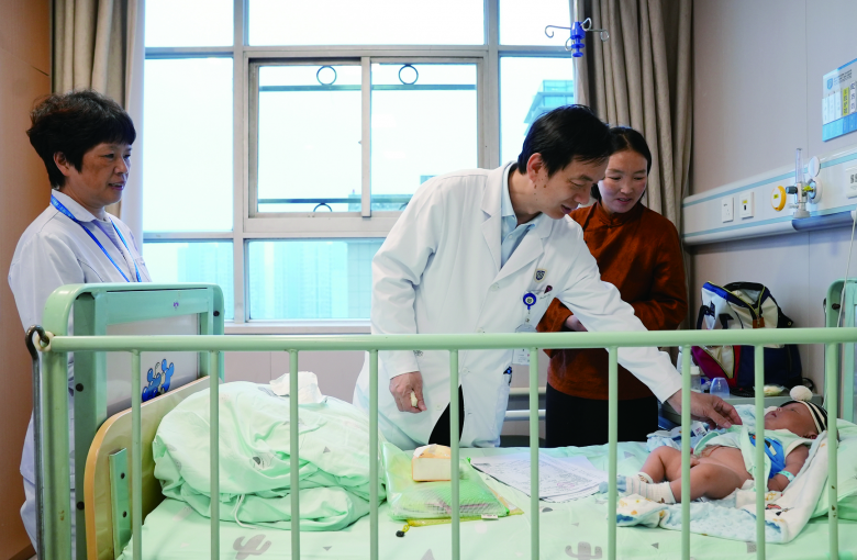 跨越千里的“温心守护” ！5个月大的藏族小男孩有望“开启”新生