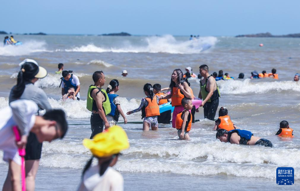 浙江舟山：东海之滨迎来暑期“游客潮”