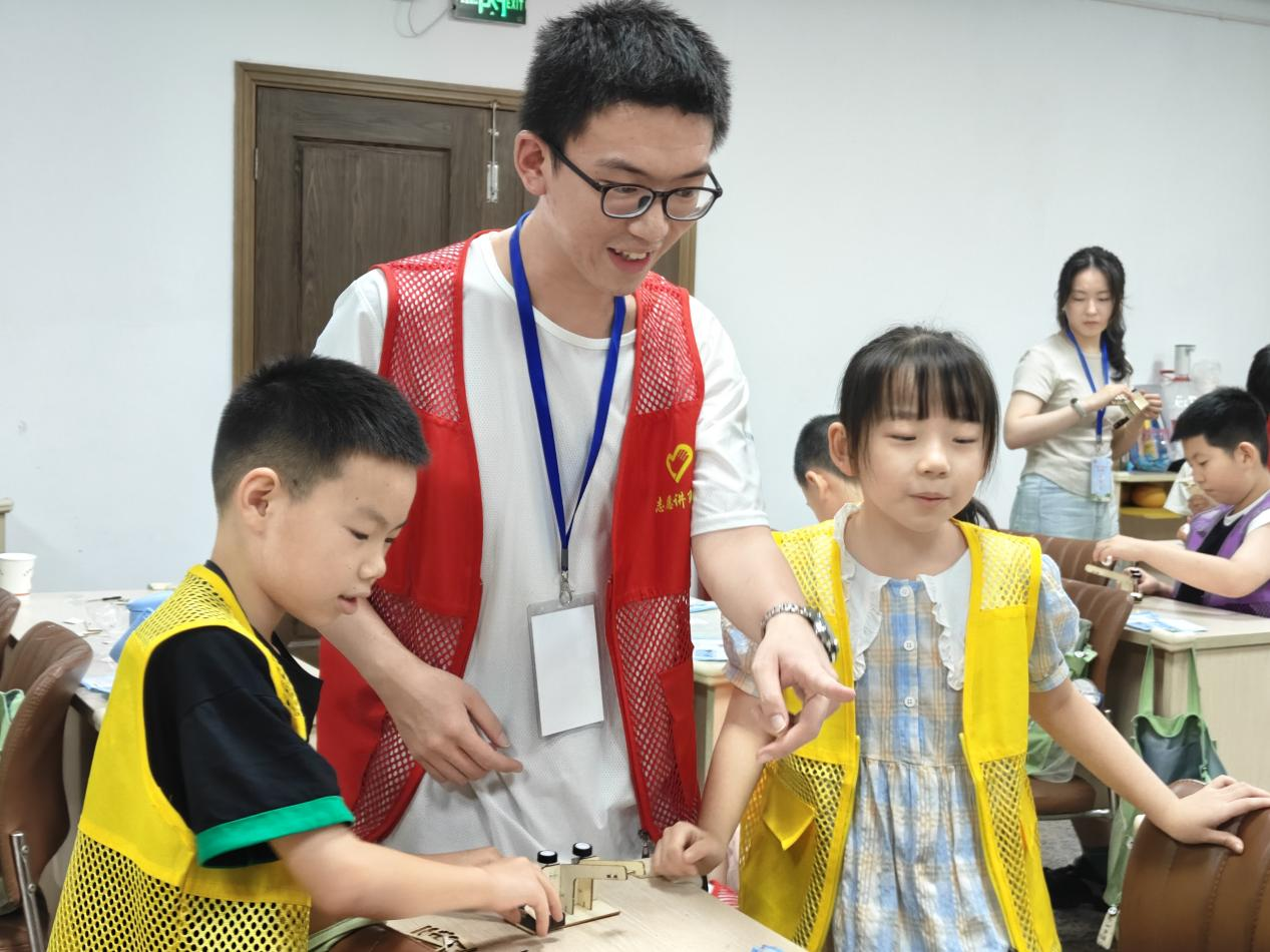 社区治理的虹桥实践：“七彩虹桥”破解暑期“看护难”