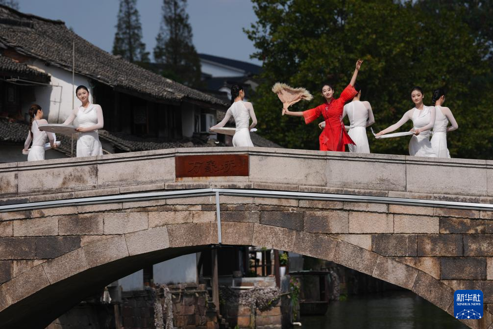 江南古镇的舞蹈艺术季