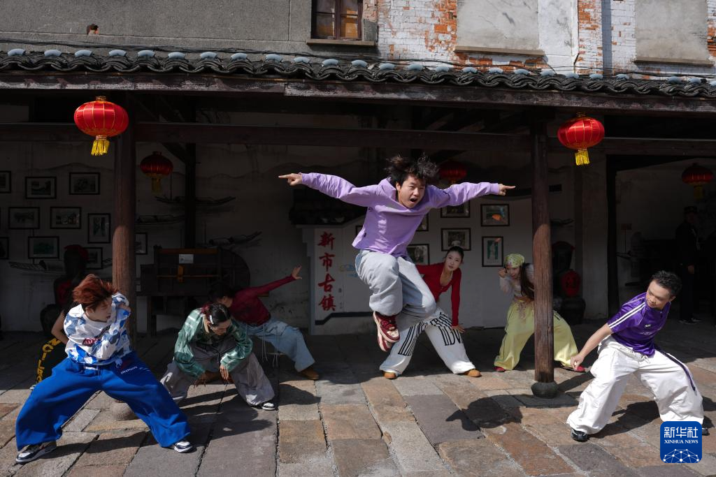 江南古镇的舞蹈艺术季