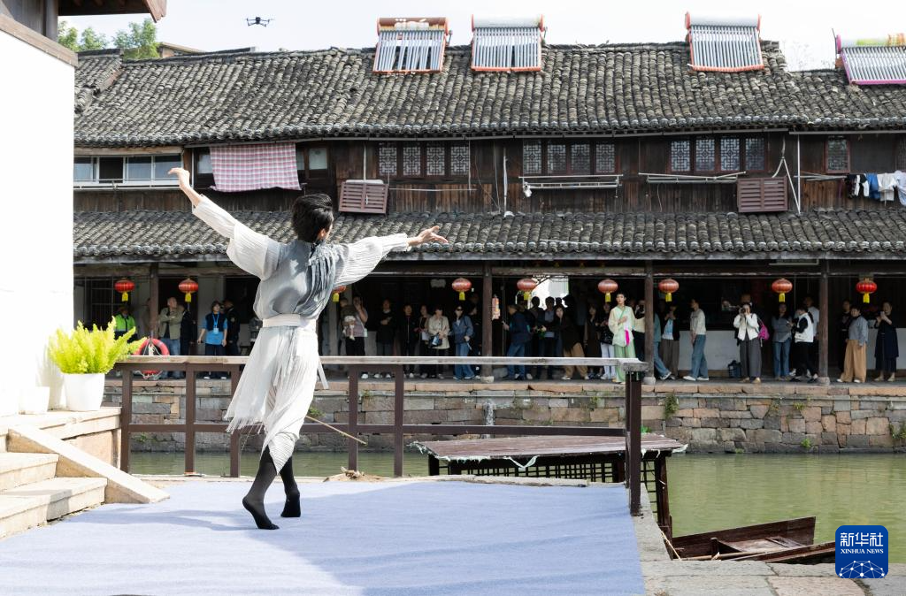 浙江德清:舞动江南古镇