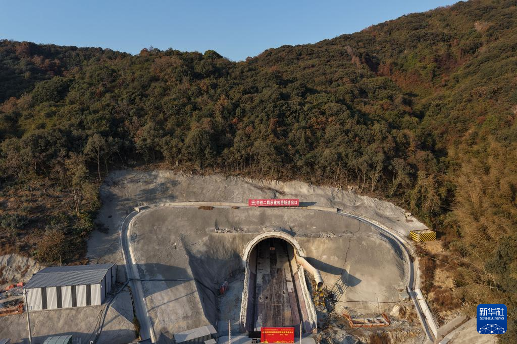 浙江:通甬高铁宁波段首座隧道顺利贯通