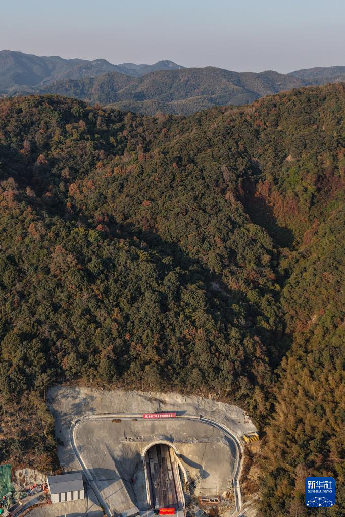 浙江:通甬高铁宁波段首座隧道顺利贯通
