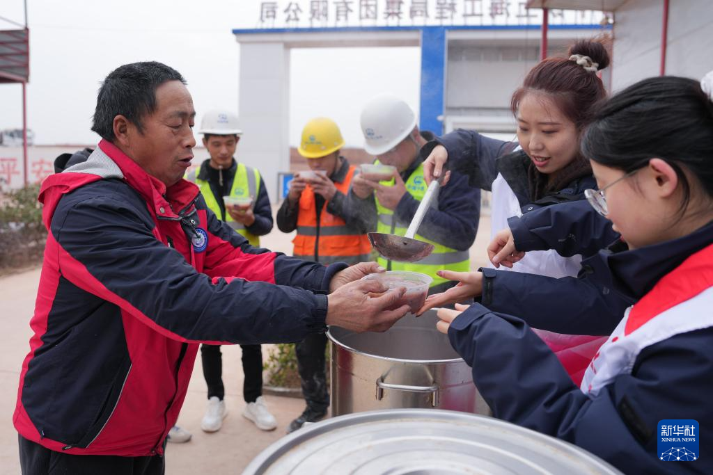 春联送福至 粥暖工友心