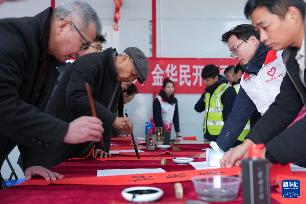 春联送福至 粥暖工友心