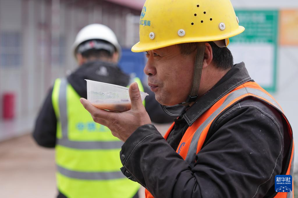 春联送福至 粥暖工友心