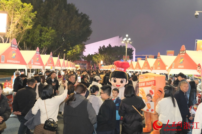 苍南县体育中心广场外的市集上排起长龙。人民网 程欣摄