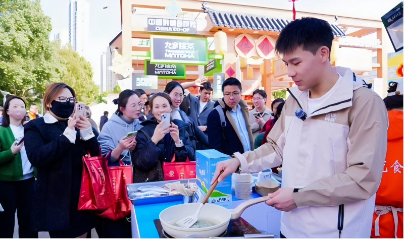 邀请球员担任“消费体验官”。“苍南发布”供图