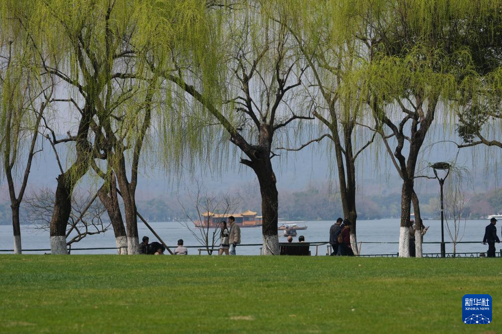 春拂西湖游兴浓