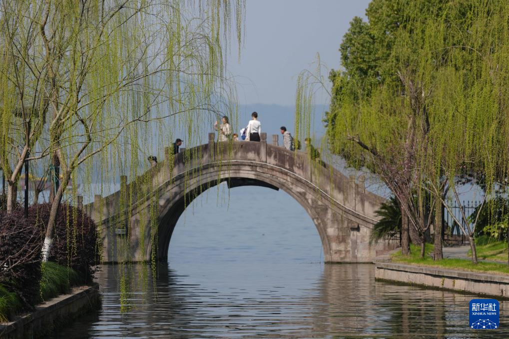 春拂西湖游兴浓