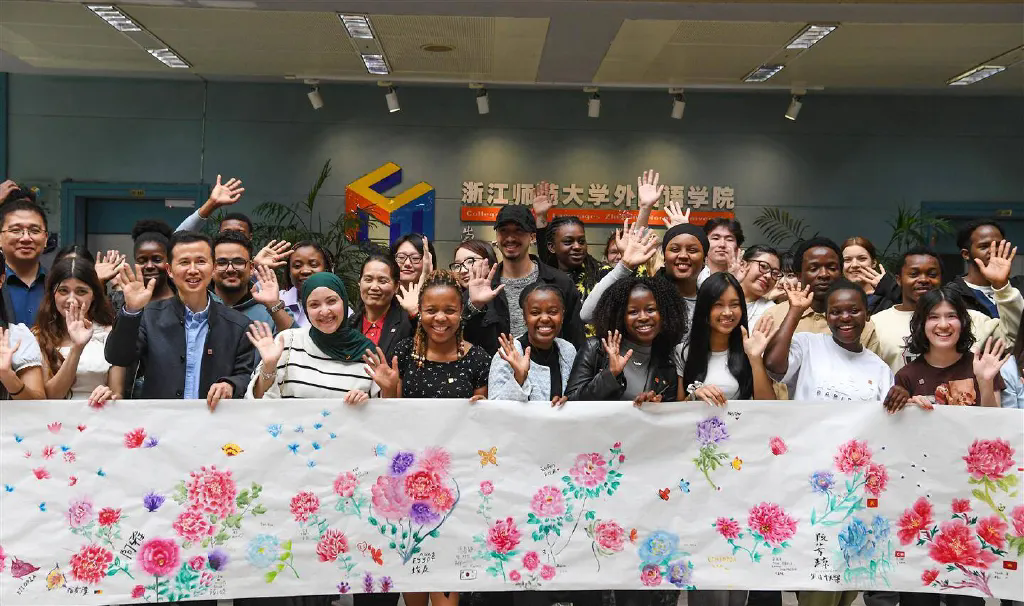 七秩芳华·牡丹迎春——浙师大国际学生绘长卷贺校庆