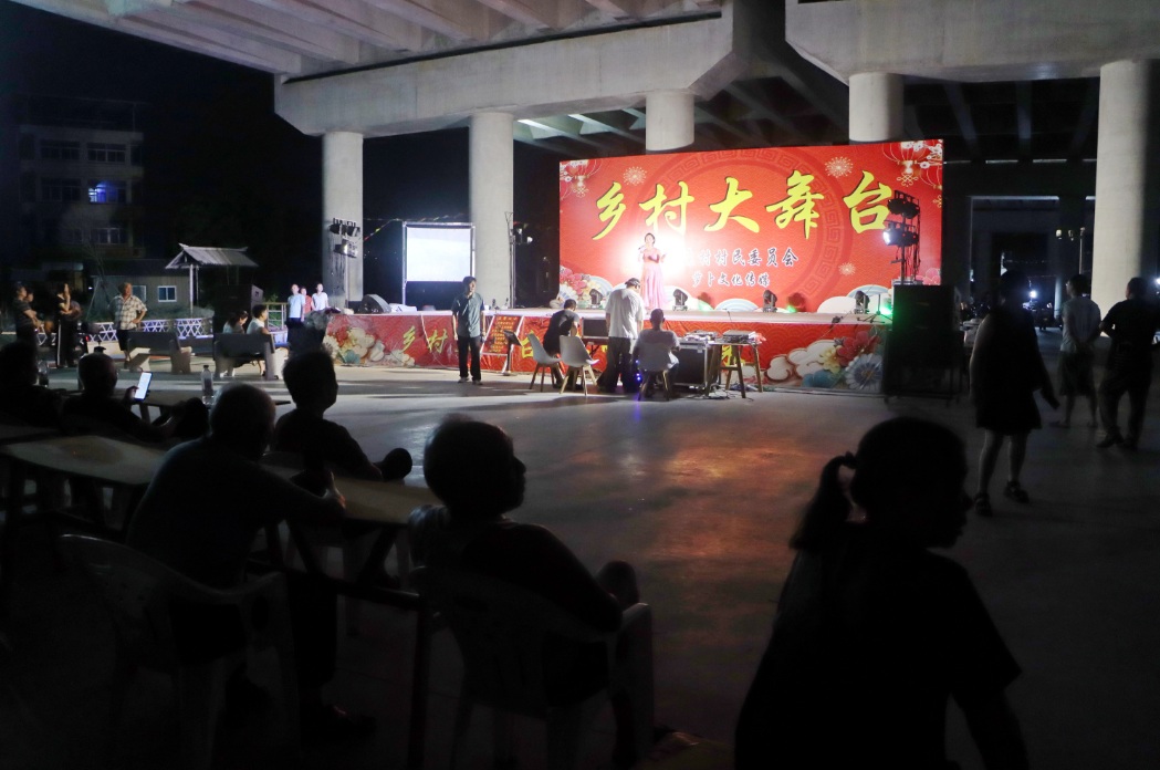 桥下跳舞、道地里上课……温岭乡村,夜夜火爆